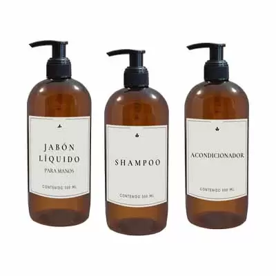 3 dispensers de plastico color ambar con etiquetas blancas shampoo, acondicionador y jabon liquido